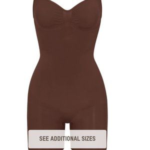 SKIMS, SEAMLESS SCULPT MID THIGH BODYSUIT NWT